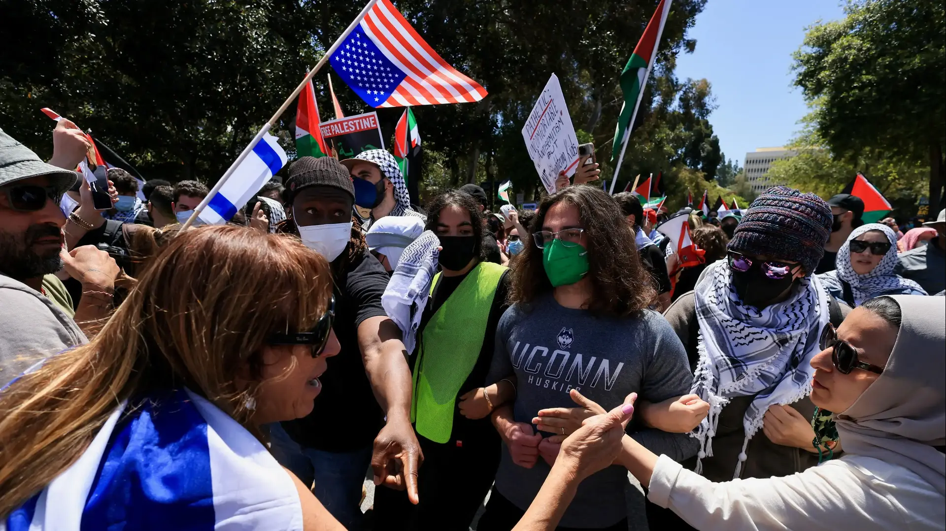 עימותים בין מפגינים פרו פלסטיניים לבין תומכי ישראל ב-UCLA בלוס אנג'לס, 29 באפריל 2024 עימותים בין מפגינים פרו פלסטיניים לבין תומכי ישראל ב-UCLA בלוס אנג'לס, 29 באפריל 2024