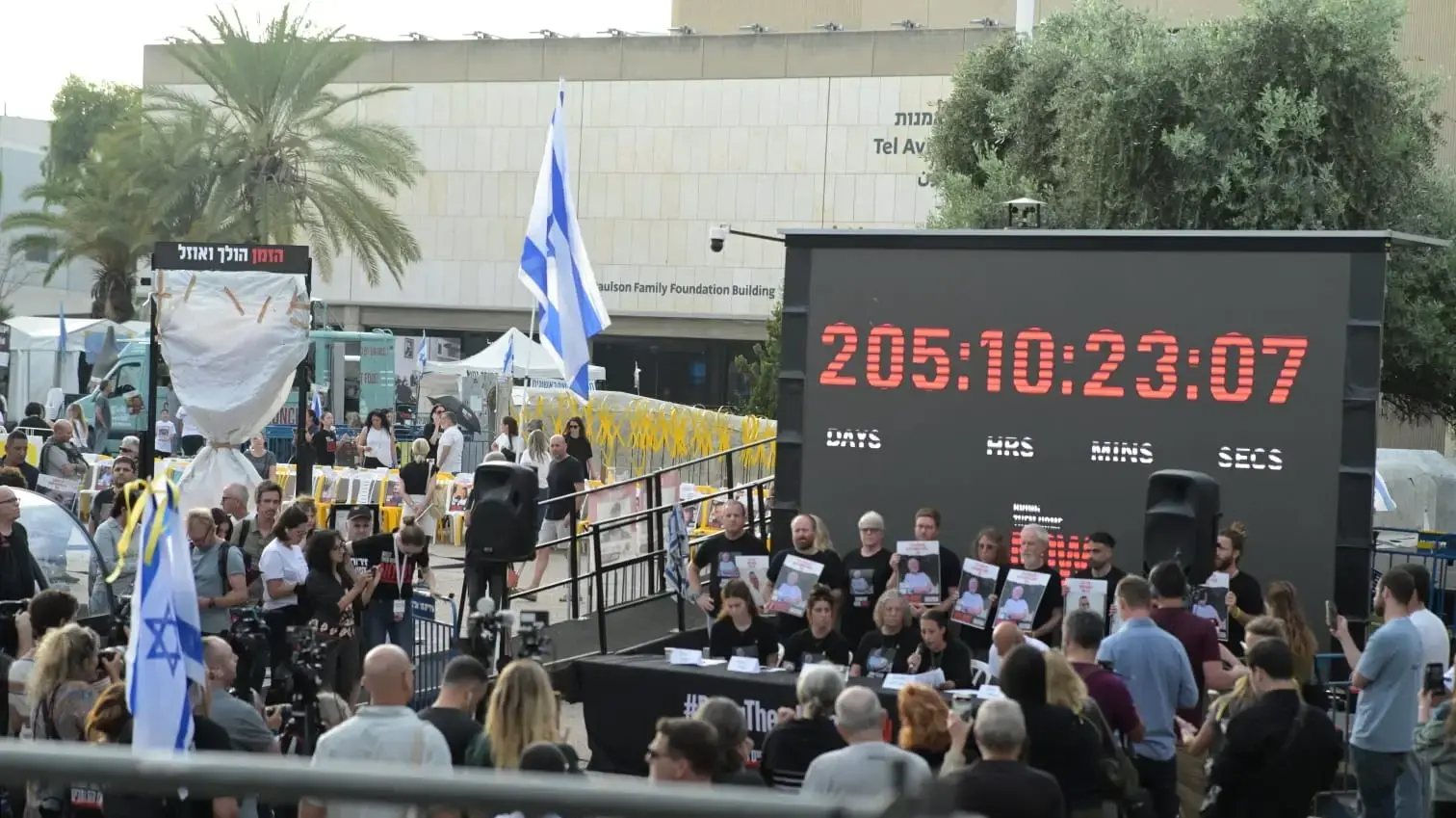 בני משפחות של עמרי מירן ושל קית' סיגל, חטופים בשבי חמאס, 29 באפריל 2024 בני משפחות של עמרי מירן ושל קית' סיגל, חטופים בשבי חמאס, 29 באפריל 2024