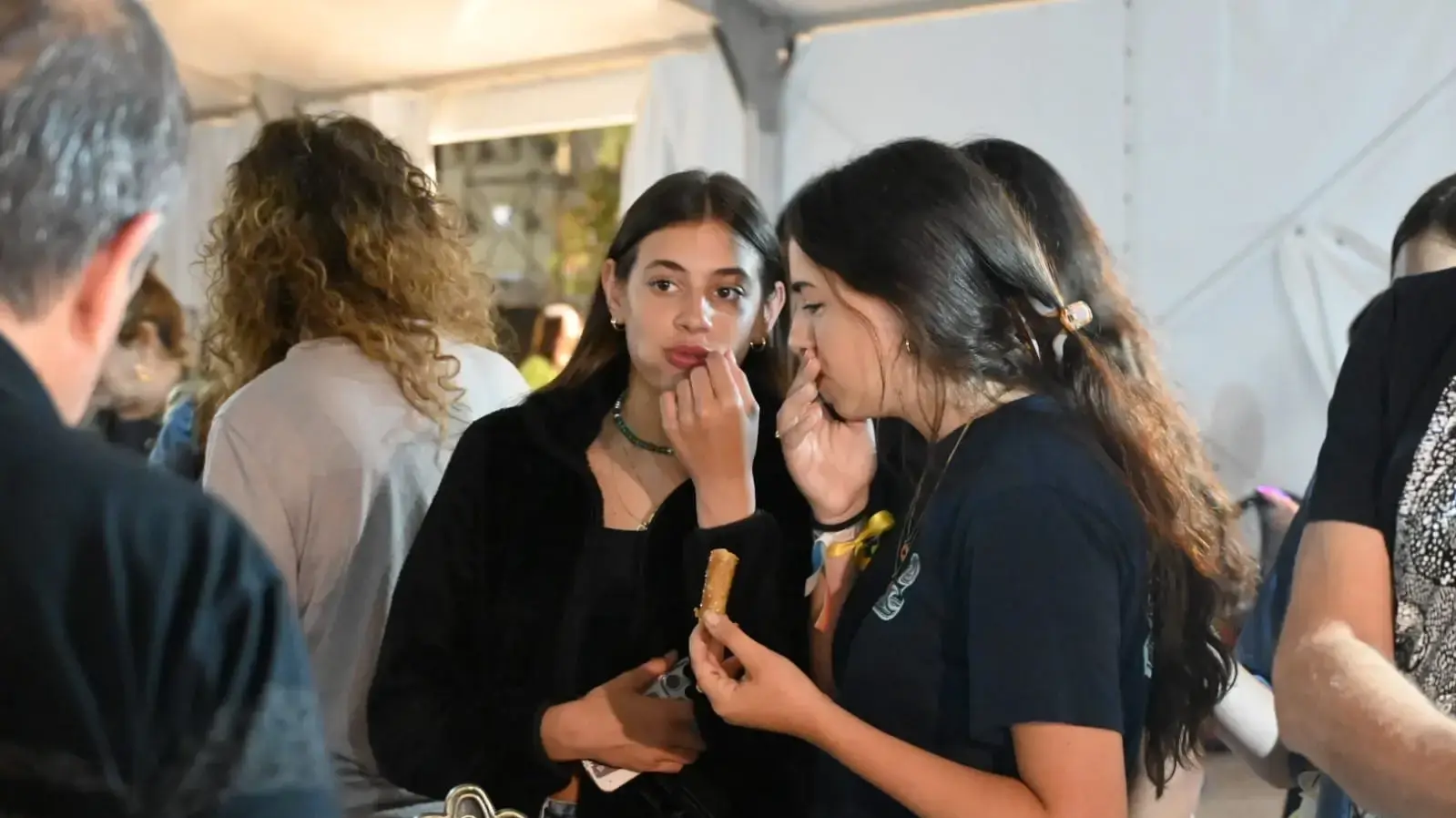 עלמה אור, חטופה ששוחררה משבי החמאס, במימונה השקטה בכיכר החטופים, 29 באפריל 2024 עלמה אור, חטופה ששוחררה משבי החמאס, במימונה השקטה בכיכר החטופים, 29 באפריל 2024
