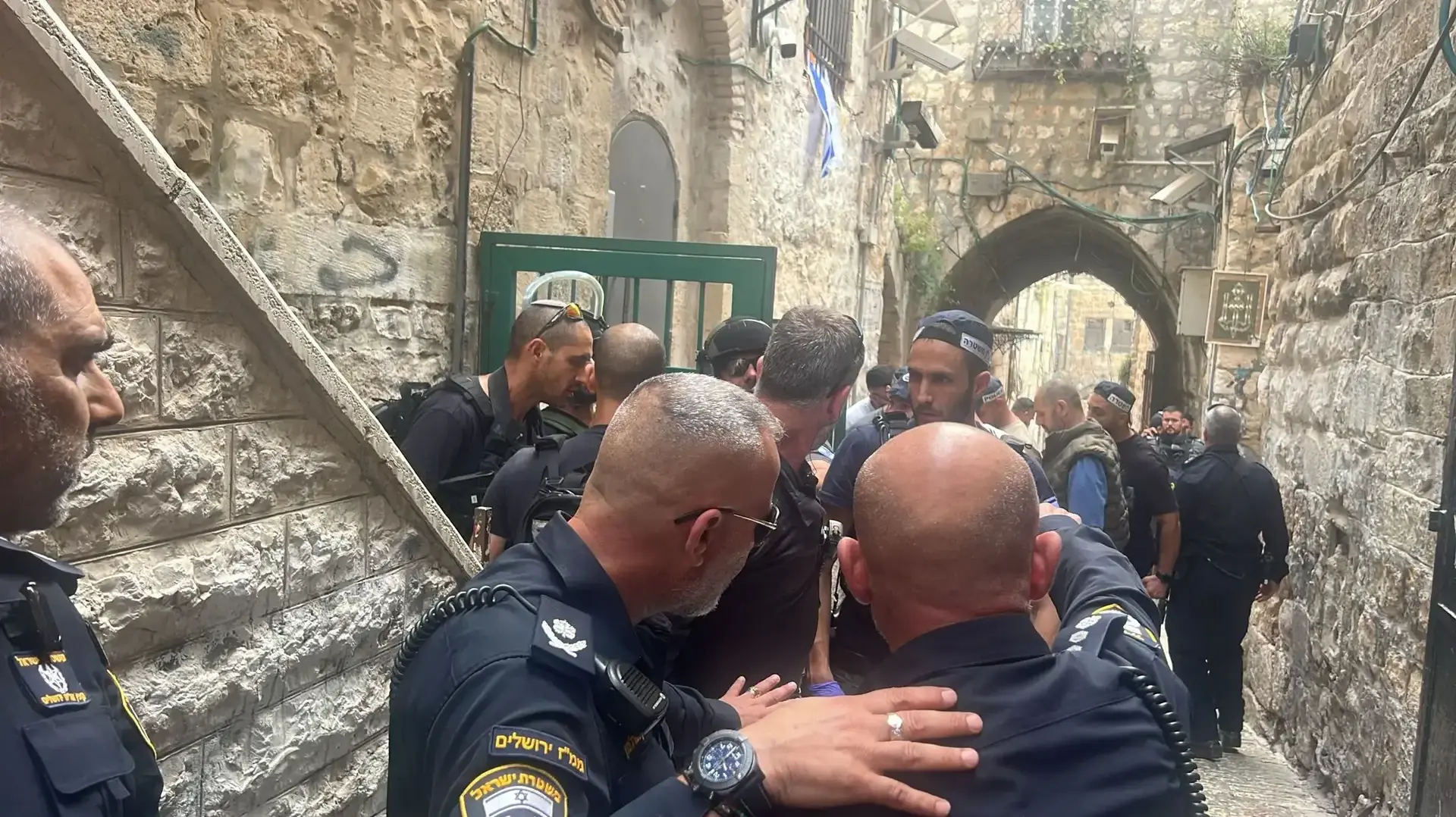 פיגוע דקירה בשער הפרחים בירושלים, החשוד בדקירה נוטרל בירי ע״י השוטרים במקום 30 באפריל 2024 פיגוע דקירה בשער הפרחים בירושלים, החשוד בדקירה נוטרל בירי ע״י השוטרים במקום 30 באפריל 2024