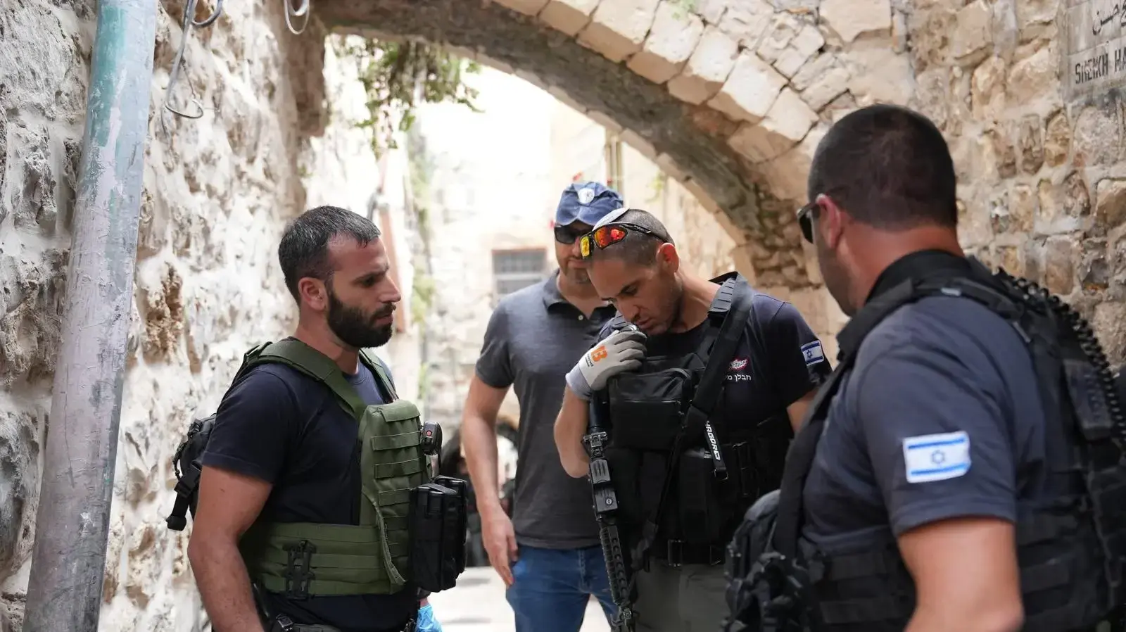 פיגוע דקירה בשער הפרחים בירושלים, החשוד בדקירה נוטרל בירי ע״י השוטרים במקום 30 באפריל 2024 פיגוע דקירה בשער הפרחים בירושלים, החשוד בדקירה נוטרל בירי ע״י השוטרים במקום 30 באפריל 2024