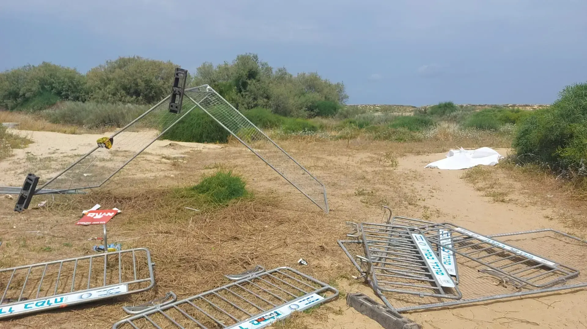 הנזק בגדר ההיקפית מחוץ למעון רה"מ בקיסריה הנזק בגדר ההיקפית מחוץ למעון רה"מ בקיסריה