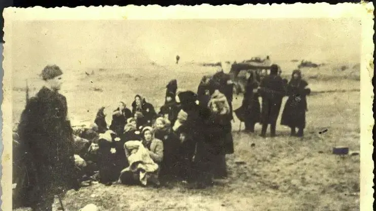 יהודי לייפאיה מובלים לבור ירי, 15 בדצמבר 1941 יהודי לייפאיה מובלים לבור ירי, 15 בדצמבר 1941