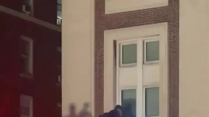 משטרת ניו יורק מפנה את המפגינים שהתבצרו באוניברסיטת קולומביה, 1 במאי 2024