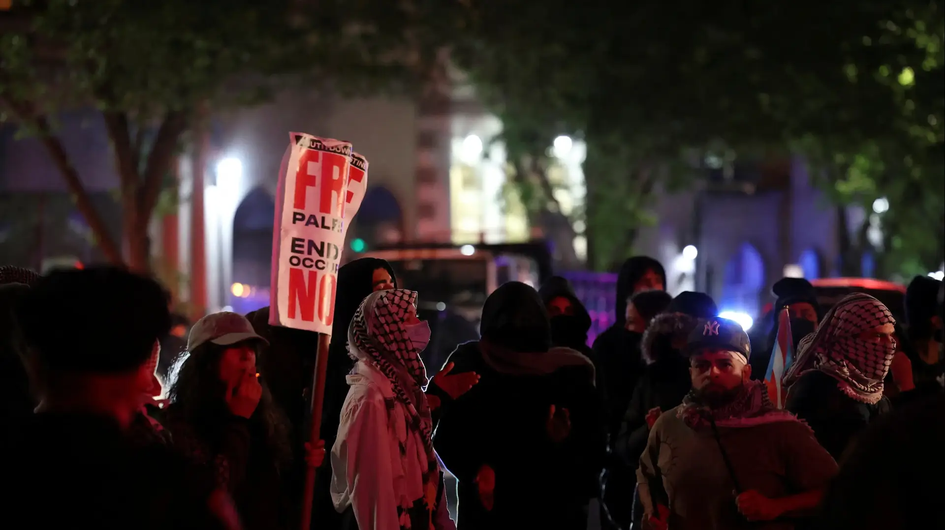 משטרת ניו יורק מפנה את המפגינים שהתבצרו בבניין בקמפוס באוניברסיטת קולומביה בהזדהות עם הפלסטינים בעזה 