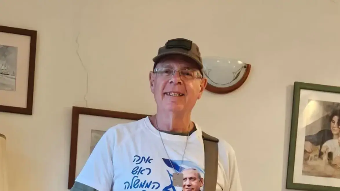 ד"ר עמוס סבו שהגיע למחאה נגד הממשלה בחיפה כשעל גופו רובה M-16 ד"ר עמוס סבו שהגיע למחאה נגד הממשלה בחיפה כשעל גופו רובה M-16