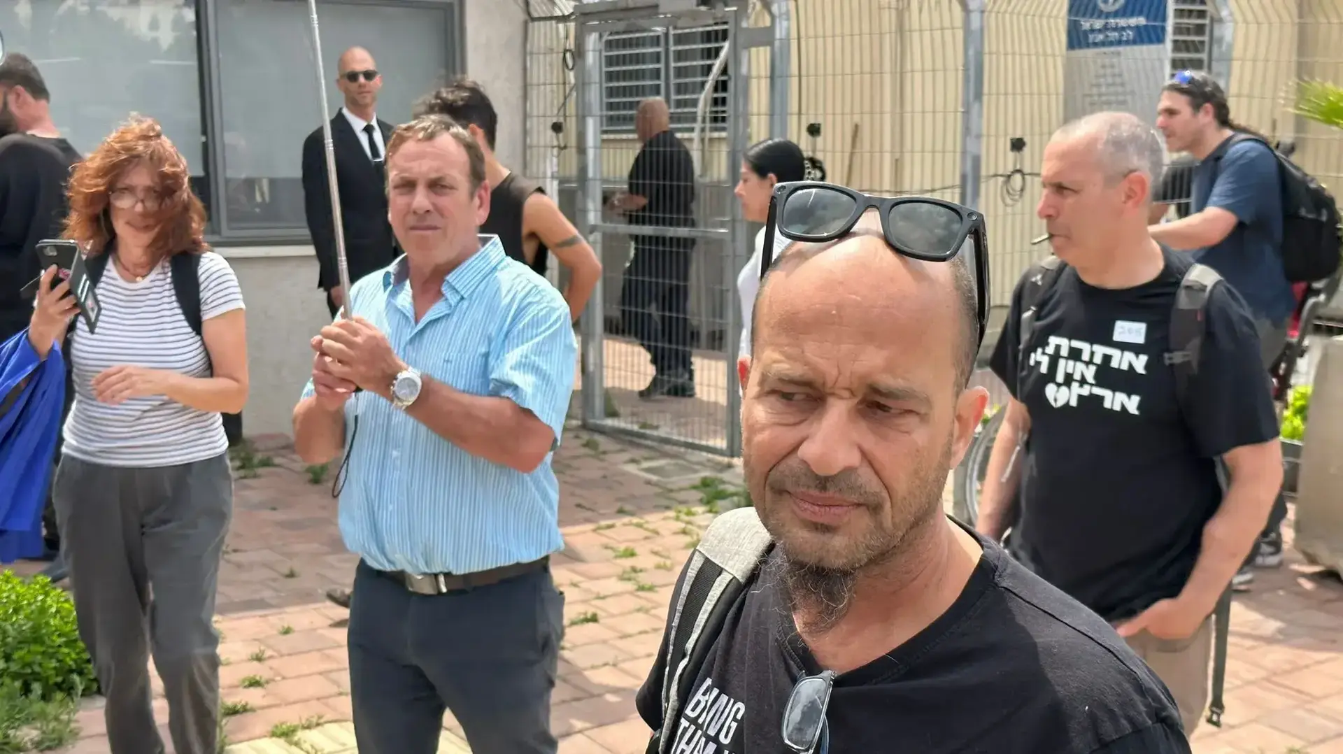 מפגינים הגיעו לתחנת לב תל אביב לתמיכה בקרובי החטופים, שחר מור ונטלי צנגאוקר, שזומנו לחקירה במשטרה בעקבות המחאה