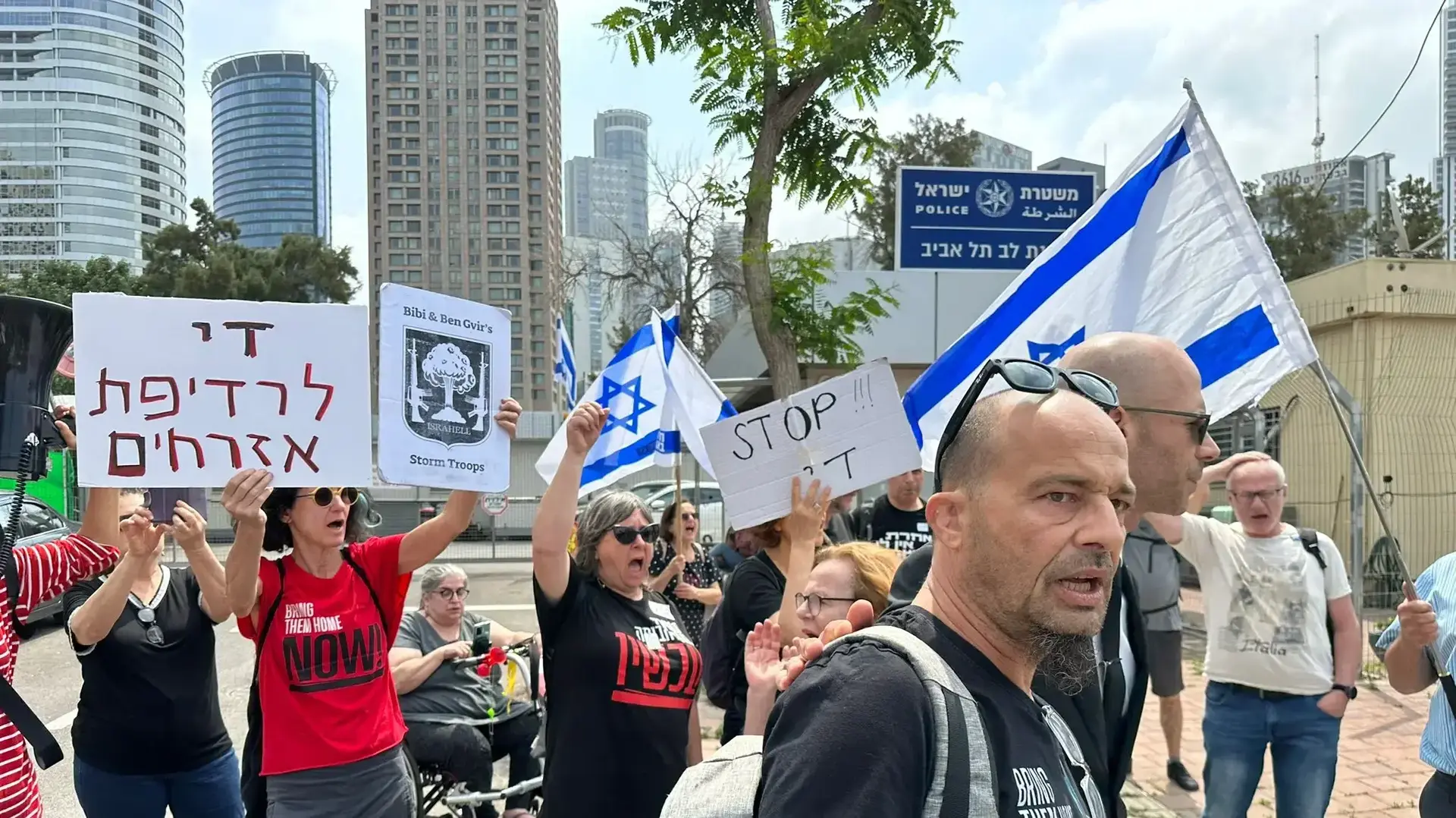 מפגינים הגיעו לתחנת לב תל אביב לתמיכה בקרובי החטופים, שחר מור ונטלי צנגאוקר, שזומנו לחקירה במשטרה בעקבות המחאה מפגינים הגיעו לתחנת לב תל אביב לתמיכה בקרובי החטופים, שחר מור ונטלי צנגאוקר, שזומנו לחקירה במשטרה בעקבות המחאה