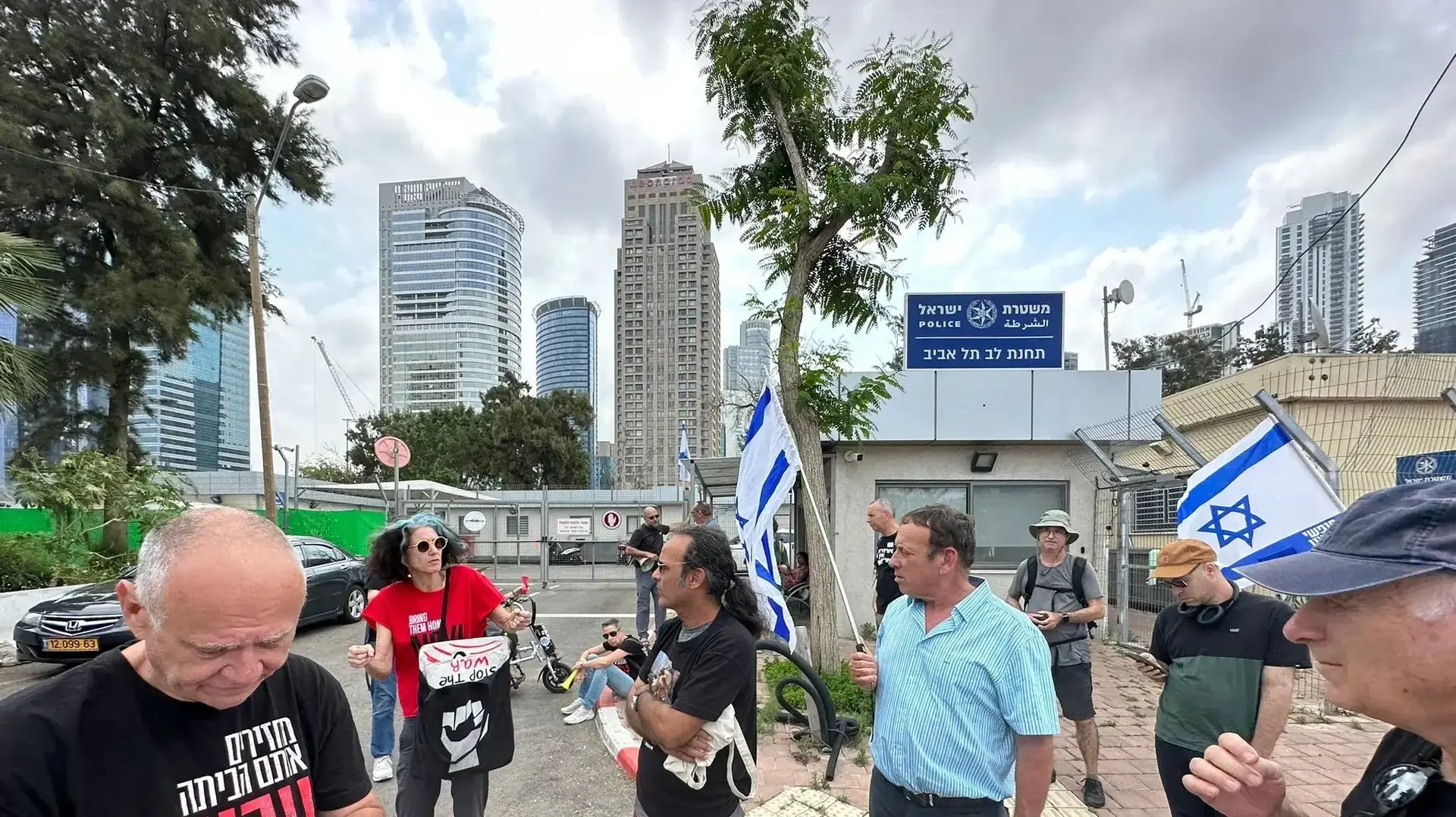 מפגינים הגיעו לתחנת לב תל אביב לתמיכה בקרובי החטופים, שחר מור ונטלי צנגאוקר, שזומנו לחקירה במשטרה בעקבות המחאה מפגינים הגיעו לתחנת לב תל אביב לתמיכה בקרובי החטופים, שחר מור ונטלי צנגאוקר, שזומנו לחקירה במשטרה בעקבות המחאה