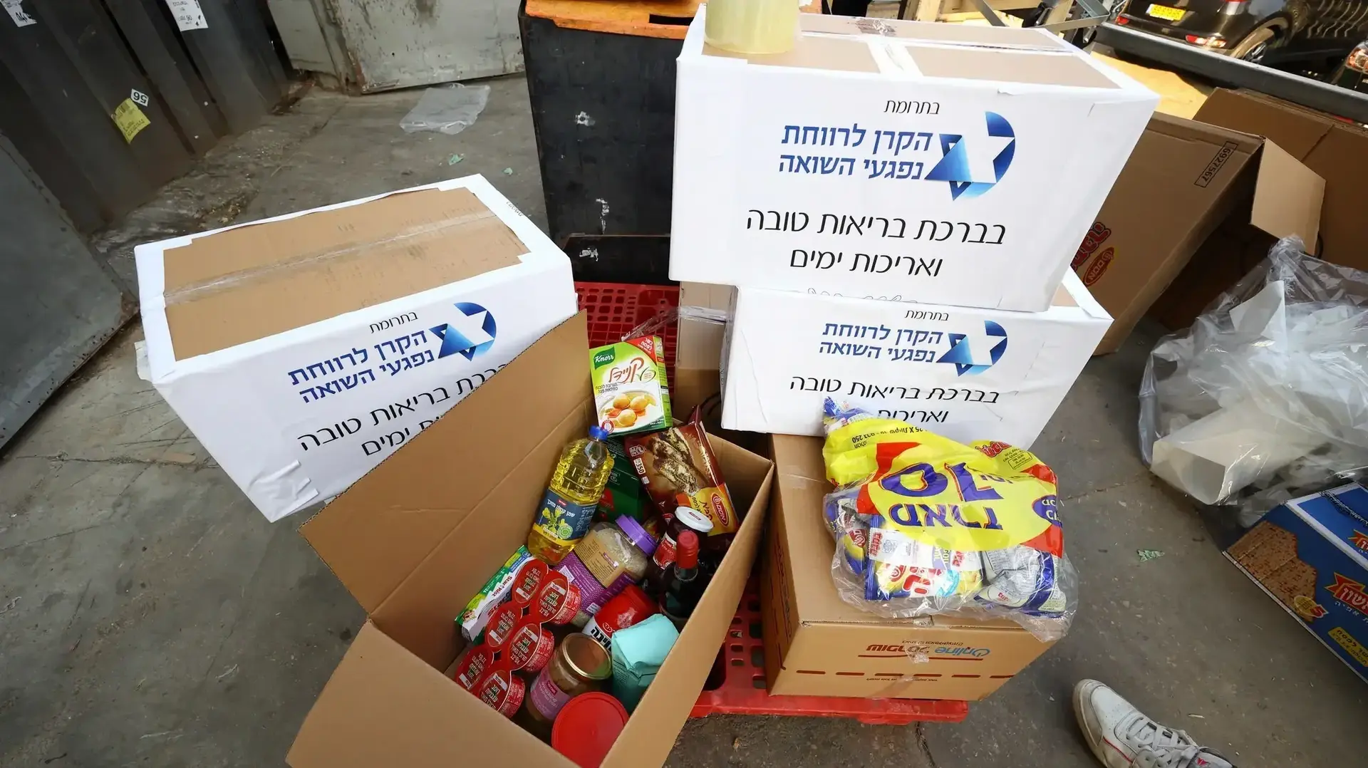 אתי פרחי חלוקת מזון אתי פרחי חלוקת מזון
