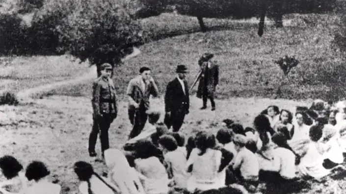 משתפי פעולה מקומיים בלטביה אוספים נשים יהודיות לפני הוצאתן להורג בלייפאיה, דצמבר 1941. משתפי פעולה מקומיים בלטביה אוספים נשים יהודיות לפני הוצאתן להורג בלייפאיה, דצמבר 1941.