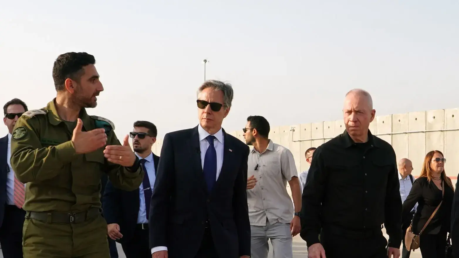 מזכיר המדינה האמריקאי אנטוני בלינקן נפגש עם שר הביטחון יואב גלנט במעברי סחורות בכרם שלום .1.5.24 מזכיר המדינה האמריקאי אנטוני בלינקן נפגש עם שר הביטחון יואב גלנט במעברי סחורות בכרם שלום .1.5.24