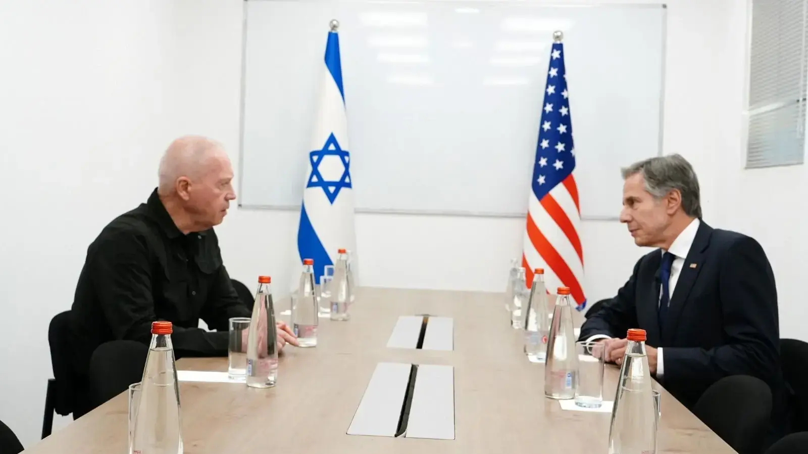 מזכיר המדינה האמריקאי אנטוני בלינקן נפגש עם שר הביטחון יואב גלנט במעברי סחורות בכרם שלום .1.5.24 מזכיר המדינה האמריקאי אנטוני בלינקן נפגש עם שר הביטחון יואב גלנט במעברי סחורות בכרם שלום .1.5.24