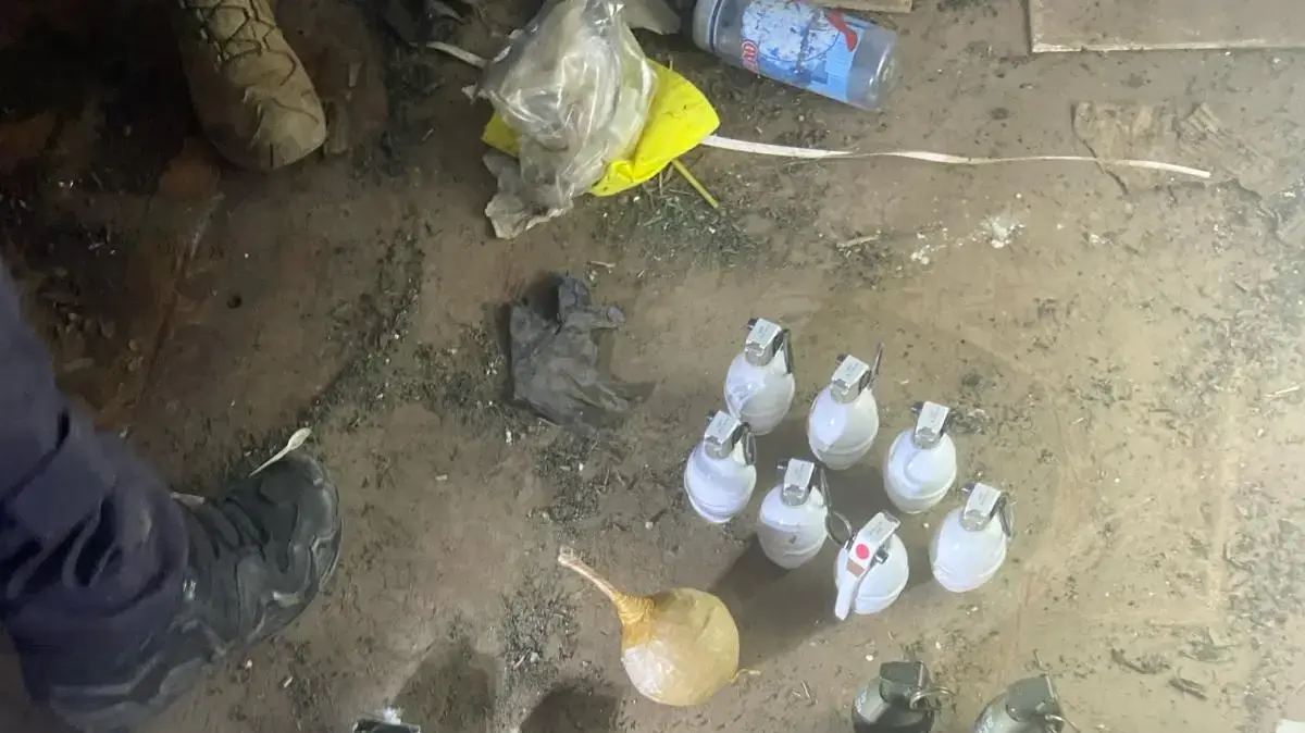 2 מטעני חבלה ורימוני רסס: המשטרה חשפה אמל"ח רב בתוך מגרש כדורגל בשכונת ג'ואריש 2 מטעני חבלה ורימוני רסס: המשטרה חשפה אמל"ח רב בתוך מגרש כדורגל בשכונת ג'ואריש