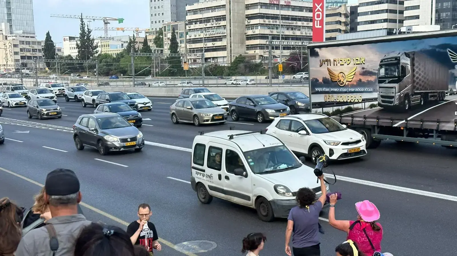 משפחות חטופים ומפגינים למען שחרורם חוסמים את נתיבי איילון לכיוון צפון בדרישה לקדם עסקה. 2.5.24 משפחות חטופים ומפגינים למען שחרורם חוסמים את נתיבי איילון לכיוון צפון בדרישה לקדם עסקה. 2.5.24