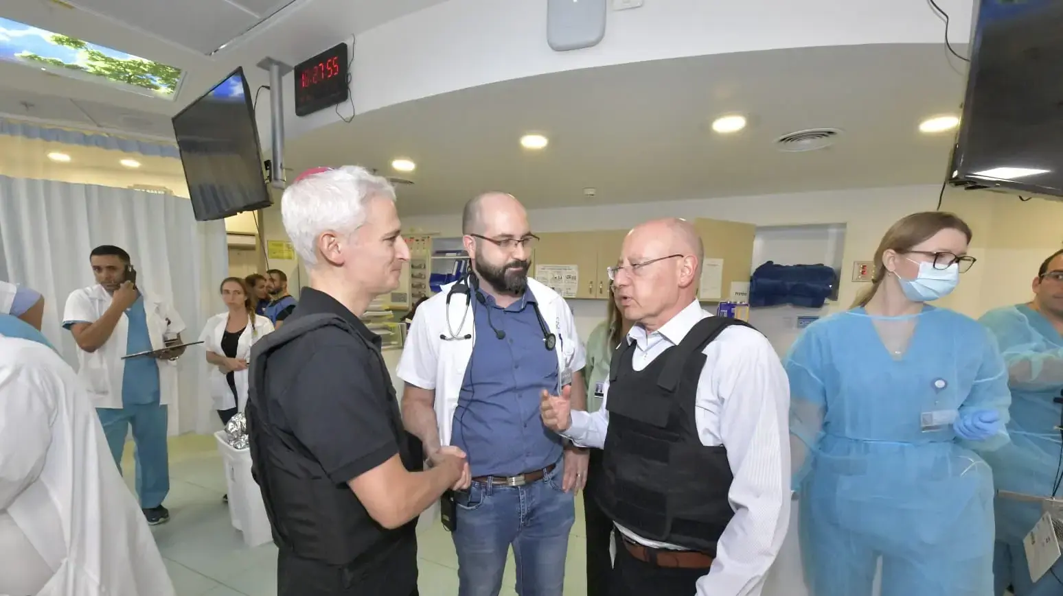 פרופ' ברהום (מימין) במתחם התת קרקעי פרופ' ברהום (מימין) במתחם התת קרקעי