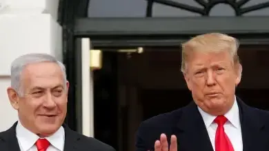 נשיא ארה"ב, דונלד טראמפ מברך את ראש הממשלה בנימין נתניהו רגע לפני פגישתם בבית הלבן 25 במרץ 2019