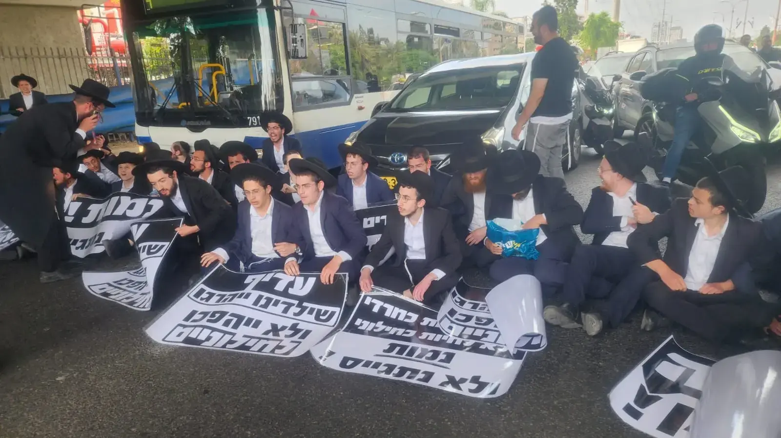 הפגנת הפלג הירושלמי נגד חוק הגיוס, כביש 4, 2 במאי 2024