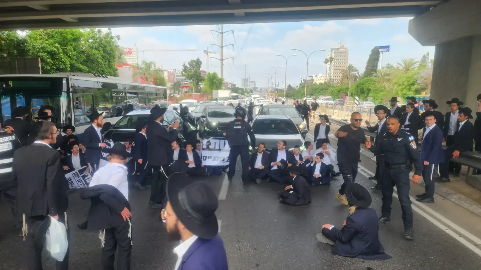 הפגנת הפלג הירושלמי נגד חוק הגיוס, כביש 4, 2 במאי 2024 הפגנת הפלג הירושלמי נגד חוק הגיוס, כביש 4, 2 במאי 2024
