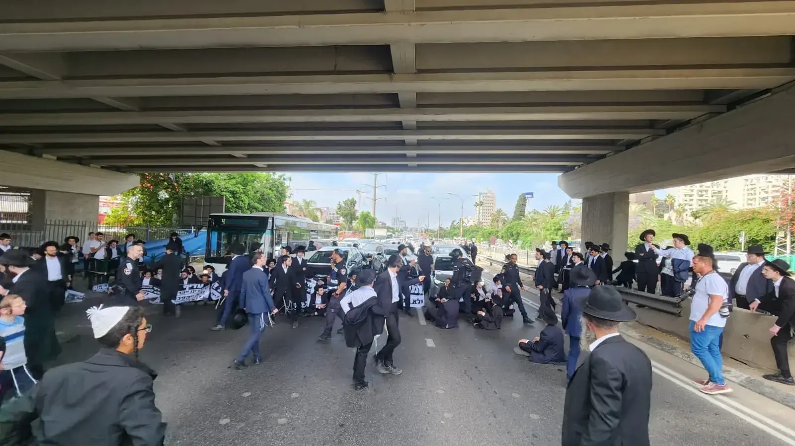הפגנת הפלג הירושלמי נגד חוק הגיוס, כביש 4, 2 במאי 2024 הפגנת הפלג הירושלמי נגד חוק הגיוס, כביש 4, 2 במאי 2024