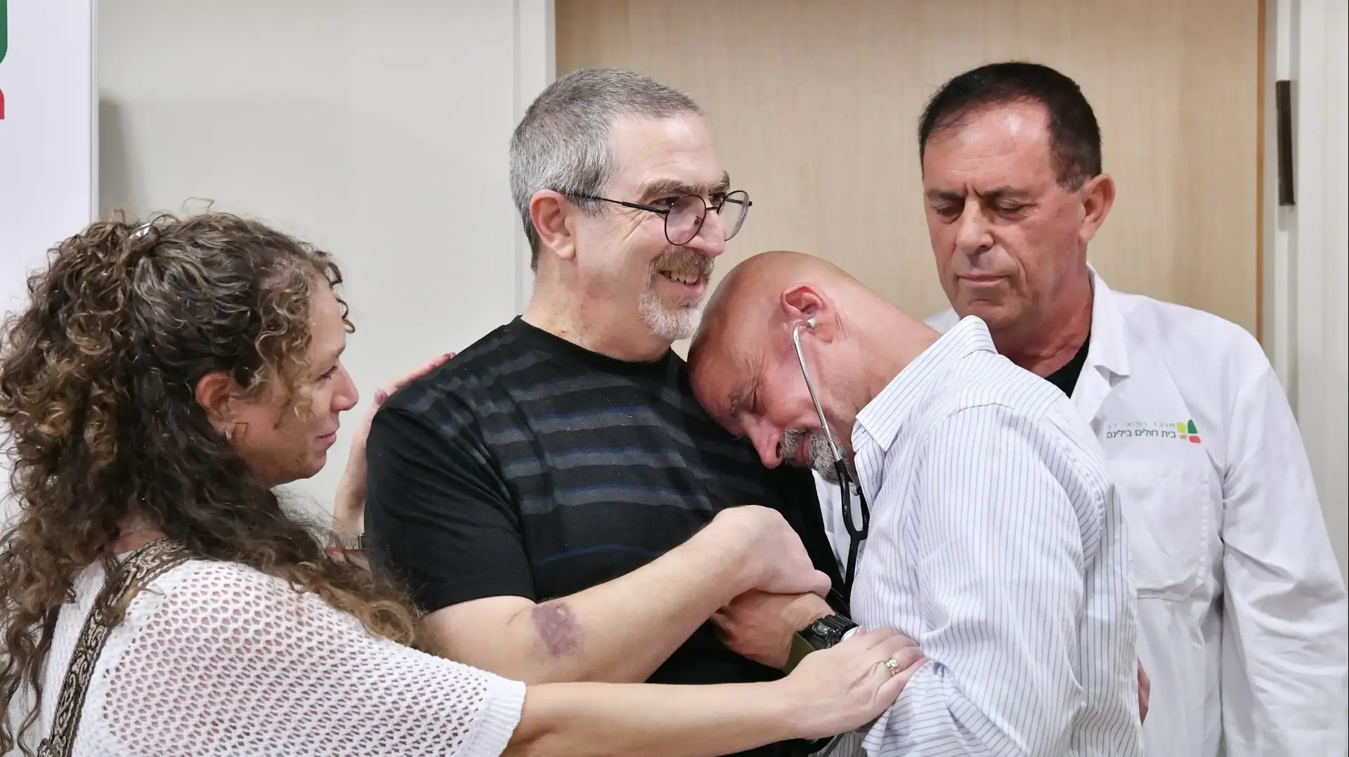 אלון ושרון זימל, הוריו ומשפחתו של רס"ן במיל' דור זימל ז״ל, שנפל בתקיפת הכטב"ם בצפון, עם מרסלו גוטהלף שקיבל את ליבו של דור, בי"ח בילינסון, 2 במאי 2024 אלון ושרון זימל, הוריו ומשפחתו של רס"ן במיל' דור זימל ז״ל, שנפל בתקיפת הכטב"ם בצפון, עם מרסלו גוטהלף שקיבל את ליבו של דור, בי"ח בילינסון, 2 במאי 2024