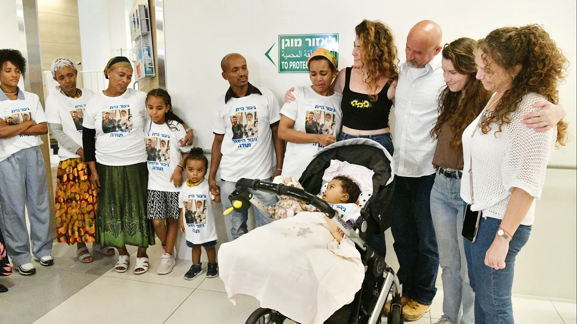 ליאל בת ה-8 חודשים שקיבלה את אונת הכבד של רס"ן במיל' דור זימל עם הוריו אחותו וארוסתו, בי"ח בילינסון, 2 במאי 2024 ליאל בת ה-8 חודשים שקיבלה את אונת הכבד של רס"ן במיל' דור זימל עם הוריו אחותו וארוסתו, בי"ח בילינסון, 2 במאי 2024