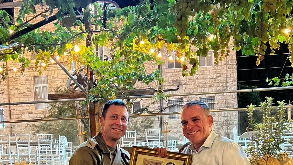 אלוף פיקוד מרכז אבי בלוט וראש המועצה המקומית אפרת לשעבר עודד רביבי, 2 במאי 2024 אלוף פיקוד מרכז אבי בלוט וראש המועצה המקומית אפרת לשעבר עודד רביבי, 2 במאי 2024