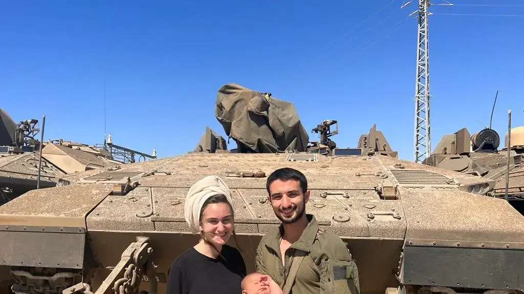 אורי שני עם אשתו ובנו התינוק אורי שני עם אשתו ובנו התינוק