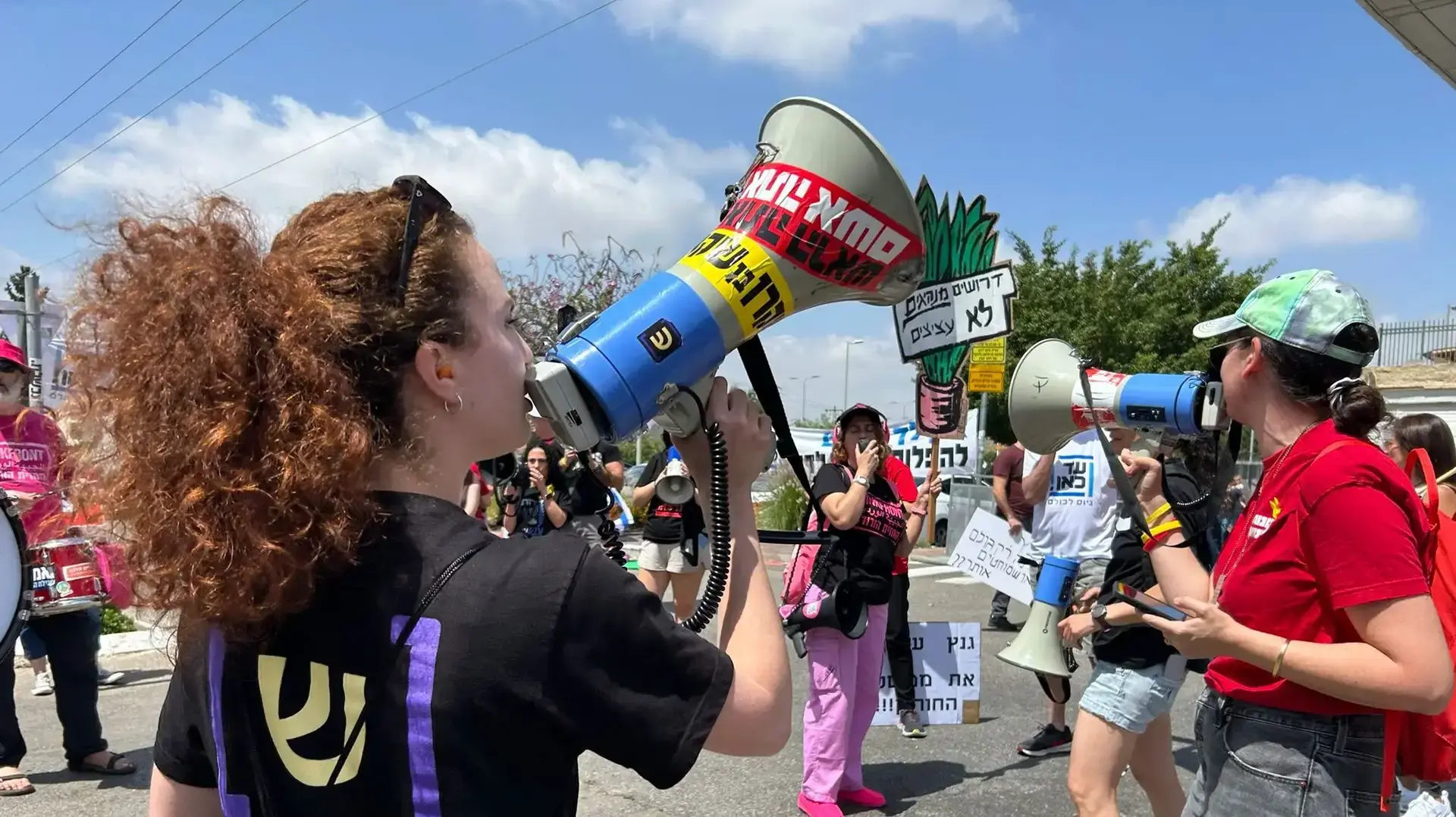 הפגנה נגד הממשלה ובעד עסקת חטופים מול ביתו של השר בני גנץ בראש העין