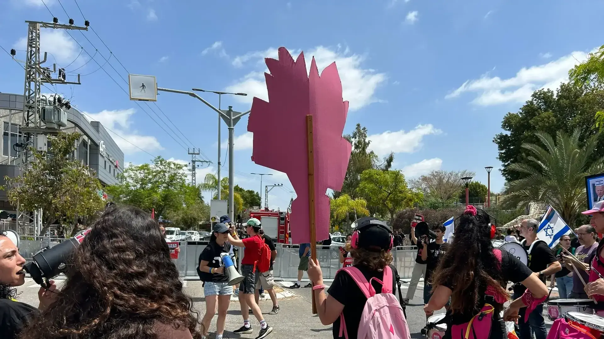 הפגנה נגד הממשלה ובעד עסקת חטופים מול ביתו של השר בני גנץ בראש העין