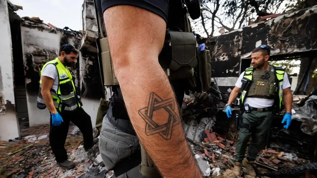 מתנדבים של זק"א בכפר עזה לאחר מתקפת הפתע של החמאס על ישראל. צילום של זיו קורן מתוך התערוכה "שבעה באוקטובר" מתנדבים של זק"א בכפר עזה לאחר מתקפת הפתע של החמאס על ישראל. צילום של זיו קורן מתוך התערוכה "שבעה באוקטובר"