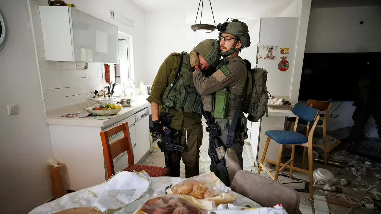 בית בכפר עזה ובו שני חיילים שלחמו בבארי ובכפר עזה ב-7 באוקטובר. צילום של זיו קורן מתוך התערוכה "שבעה באוקטובר" בית בכפר עזה ובו שני חיילים שלחמו בבארי ובכפר עזה ב-7 באוקטובר. צילום של זיו קורן מתוך התערוכה "שבעה באוקטובר"