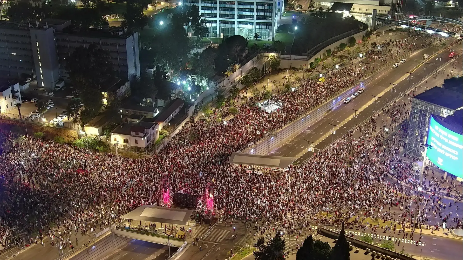אלפים מפגינים בשדרות קפלן בתל אביב בקריאה לבחירות והחלפת הממשלה 04 במאי 2024 אלפים מפגינים בשדרות קפלן בתל אביב בקריאה לבחירות והחלפת הממשלה 04 במאי 2024