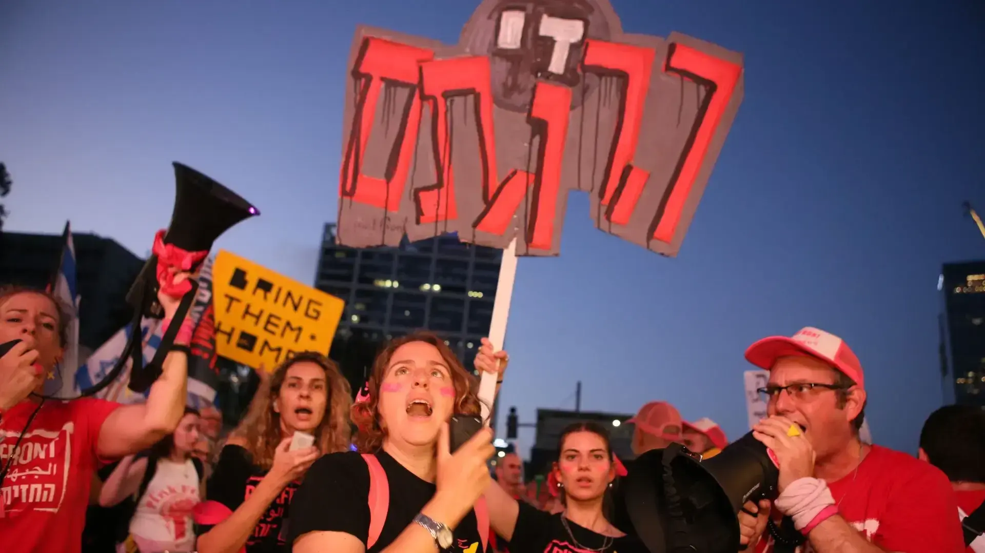 אלפים מפגינים בשדרות קפלן בתל אביב בקריאה לבחירות והחלפת הממשלה 04 במאי 2024 אלפים מפגינים בשדרות קפלן בתל אביב בקריאה לבחירות והחלפת הממשלה 04 במאי 2024