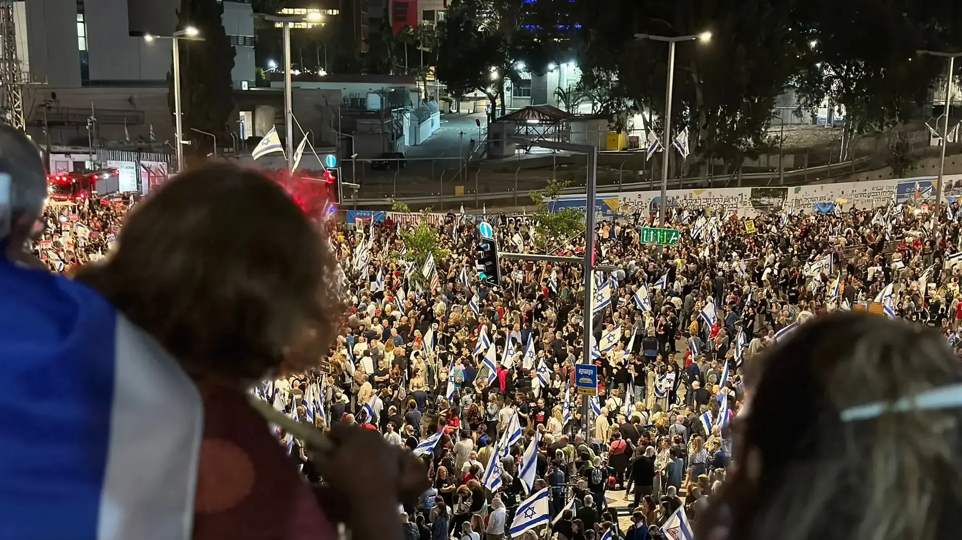 אלפים מפגינים בשדרות קפלן בתל אביב בקריאה לבחירות והחלפת הממשלה 04 במאי 2024 אלפים מפגינים בשדרות קפלן בתל אביב בקריאה לבחירות והחלפת הממשלה 04 במאי 2024