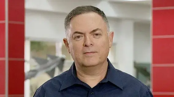 פיני יונגמן ראש חטיבה במערכות ההגנה האווירית ברפאל, ישיא משואה בטקס יום העצמאות פיני יונגמן ראש חטיבה במערכות ההגנה האווירית ברפאל, ישיא משואה בטקס יום העצמאות