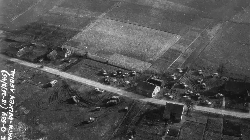 טנקים של יחידת הרפאים נערכים למבצע פירזן, 1945 טנקים של יחידת הרפאים נערכים למבצע פירזן, 1945