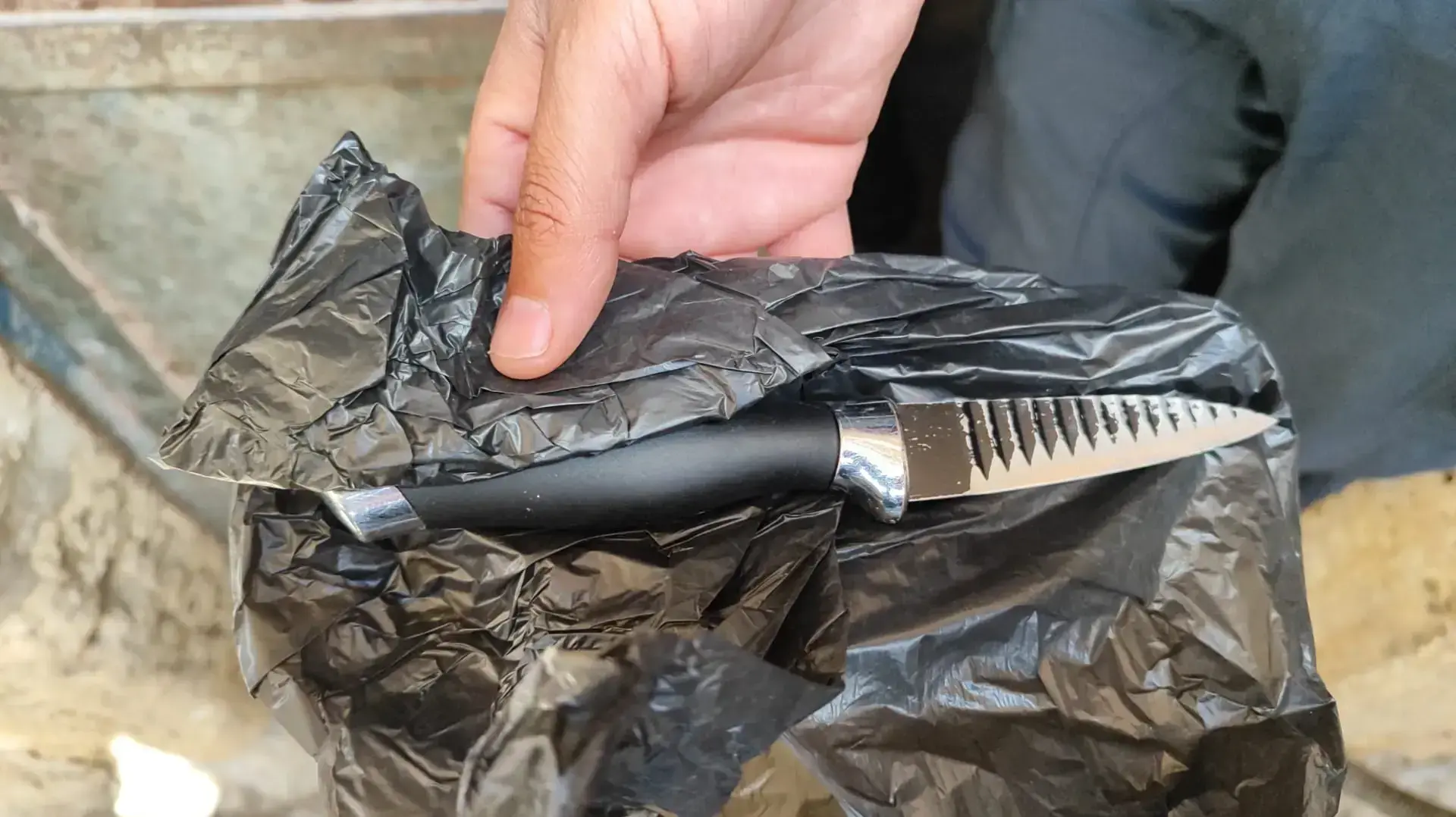 סכין ששלפה חשודה לעבר שוטרים בעיר העתיקה, ירושלים, 5 במאי 2024 סכין ששלפה חשודה לעבר שוטרים בעיר העתיקה, ירושלים, 5 במאי 2024
