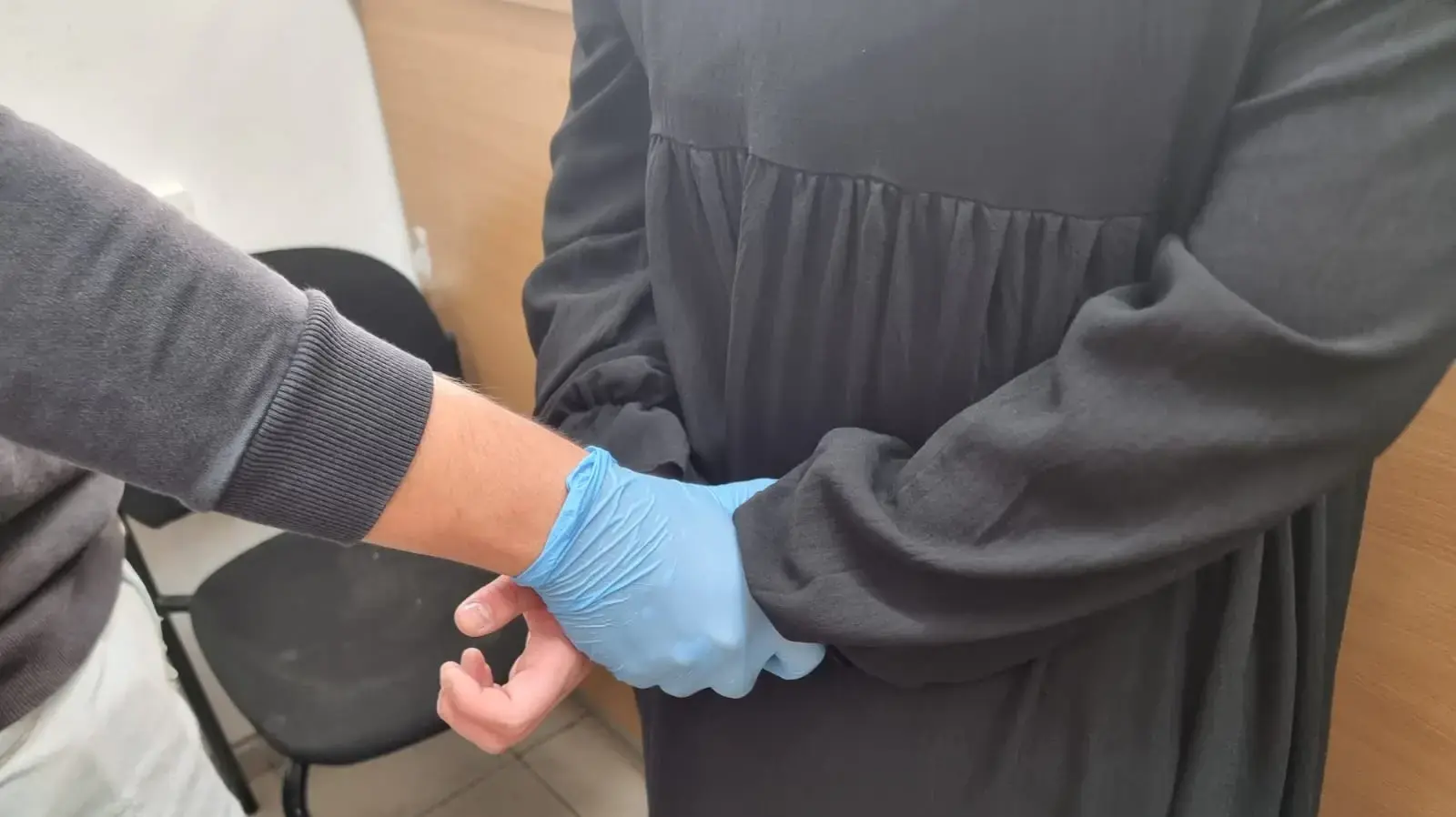 חשודה שלפה סכין לעבר שוטרים בעיר העתיקה, ירושלים, 5 במאי 2024 חשודה שלפה סכין לעבר שוטרים בעיר העתיקה, ירושלים, 5 במאי 2024
