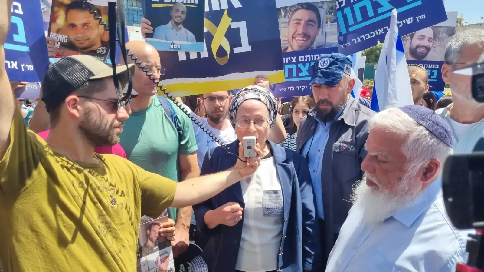 אורית סטרוק בהפגנה של משפחות שכולות בדירשה לא להכנע לחמאס, מחוץ לישיבת הממשלה, 5 במאי 2024 אורית סטרוק בהפגנה של משפחות שכולות בדירשה לא להכנע לחמאס, מחוץ לישיבת הממשלה, 5 במאי 2024