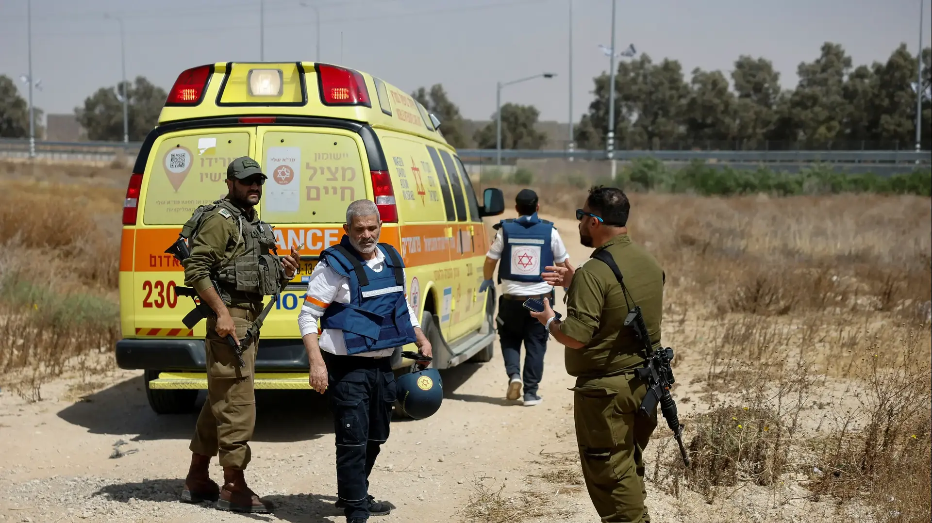 צוותים רפואיים בסמוך לכרם שלום לאחר שנורה מט"ח פצמ"רים למקום 05 במאי 2024