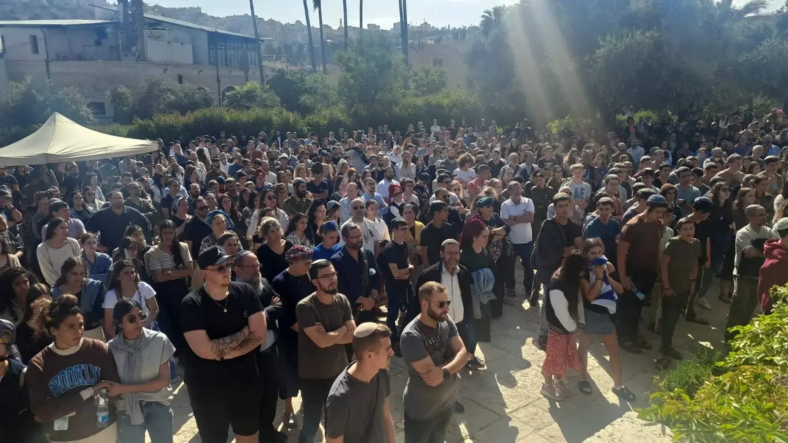 אלפים בהלוויתו של אליקים שלמה ליבמן, שעבד כמאבטח בנובה והוגדר כחטוף - עד שהתגלו שרידי גופתו בקבר של נרצחת ממסיבת הנובה אלפים בהלוויתו של אליקים שלמה ליבמן, שעבד כמאבטח בנובה והוגדר כחטוף - עד שהתגלו שרידי גופתו בקבר של נרצחת ממסיבת הנובה