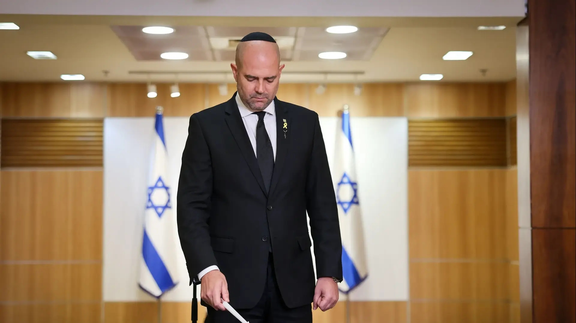 יו"ר הכנסת אמיר אוחנה מדליק נר נשמה לזכר נספי השואה, משכן הכנסת 6 במאי 2024