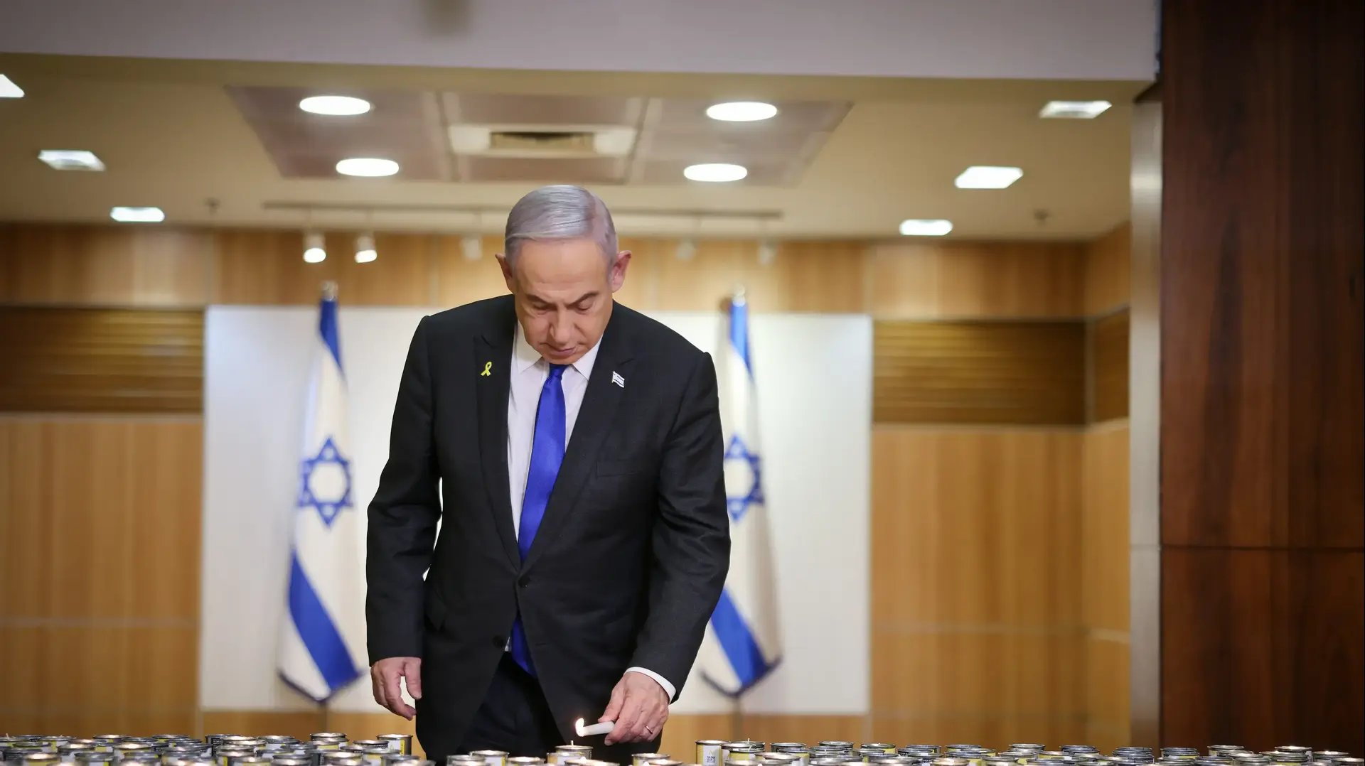 רה"מ בנימין נתניהו מדליק נר נשמה לזכר נספי השואה, משכן הכנסת 6 במאי 2024 רה"מ בנימין נתניהו מדליק נר נשמה לזכר נספי השואה, משכן הכנסת 6 במאי 2024