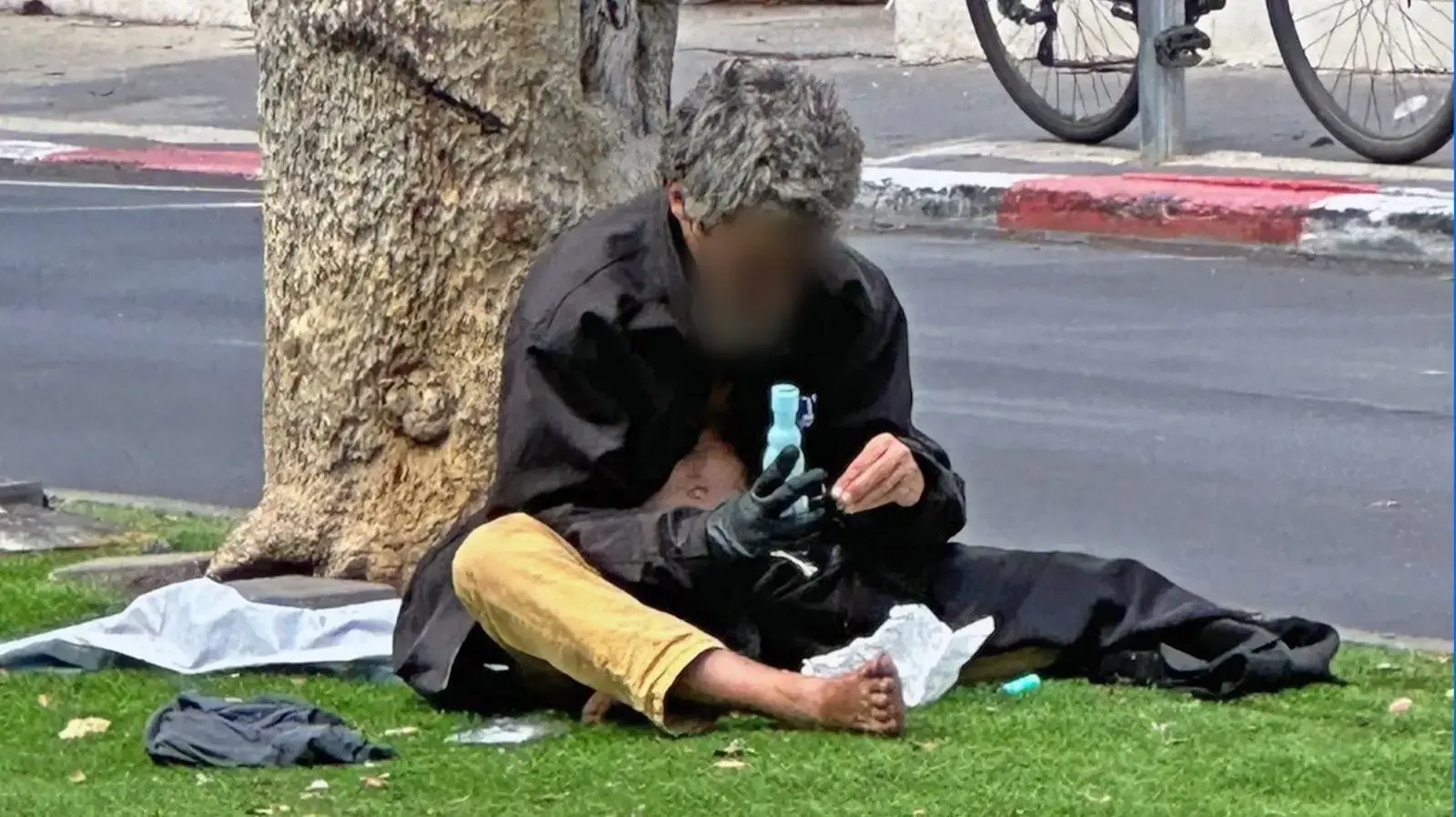 דר רחוב צורך סמים בשדרות רוטשילד בתל אביב, 6 במאי 2024 דר רחוב צורך סמים בשדרות רוטשילד בתל אביב, 6 במאי 2024