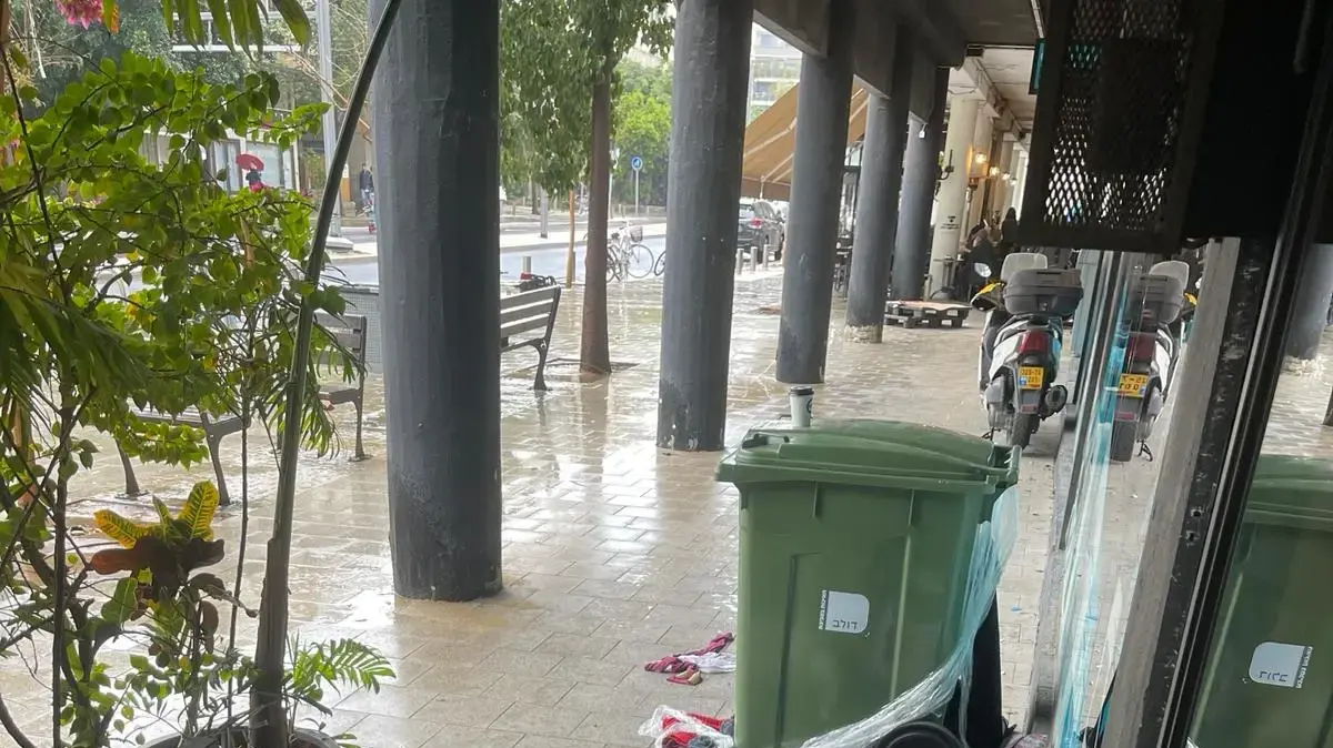 ציוד של דר רחוב מחוץ למסעדה בתל אביב, 6 במאי 2024 ציוד של דר רחוב מחוץ למסעדה בתל אביב, 6 במאי 2024