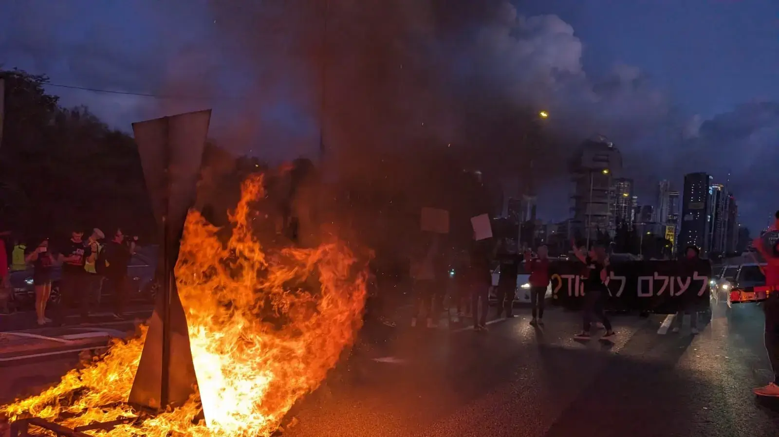 משפחות חטופים חוסמות את איילון צפון סמוך למחלף רוקח: "לעולם לא עוד" 6 במאי 2024 משפחות חטופים חוסמות את איילון צפון סמוך למחלף רוקח: "לעולם לא עוד" 6 במאי 2024