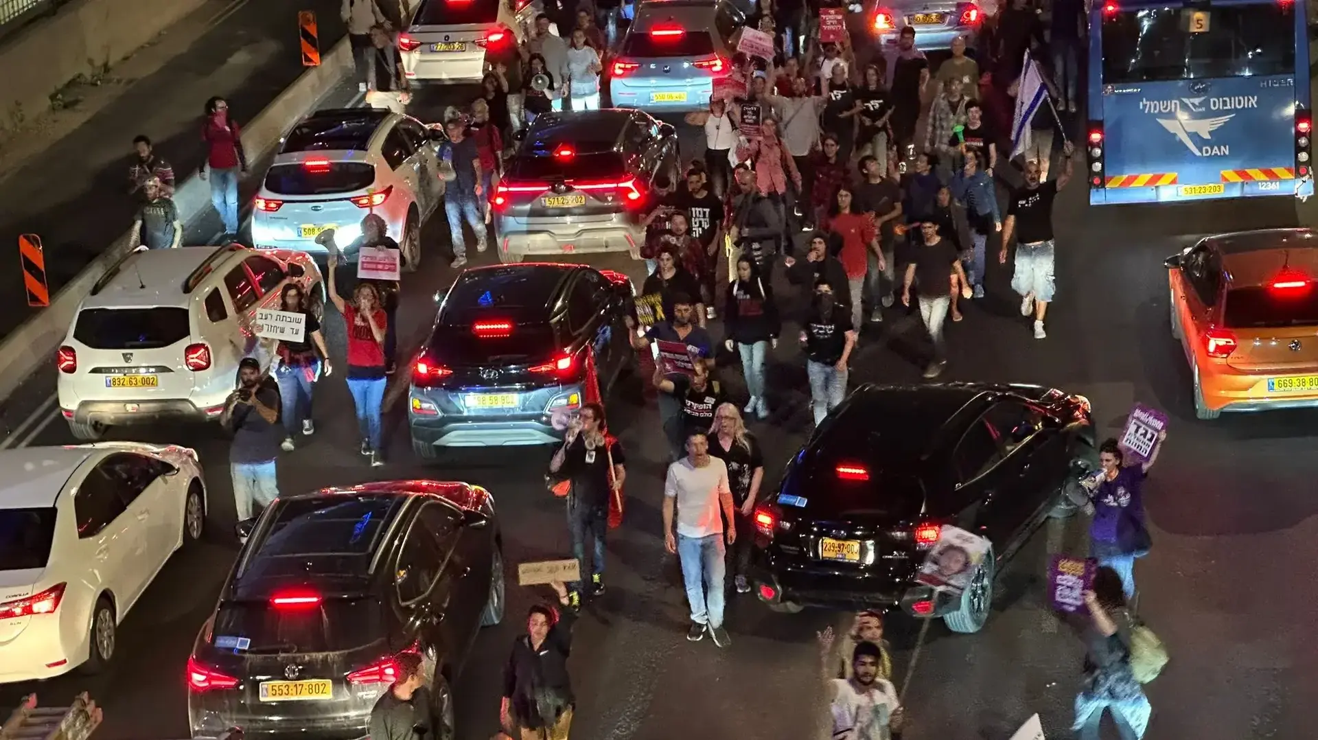 איילון דרום נחסם לתנועה עקב הפגנת משפחות החטופים.6 במאי 2024 איילון דרום נחסם לתנועה עקב הפגנת משפחות החטופים.6 במאי 2024