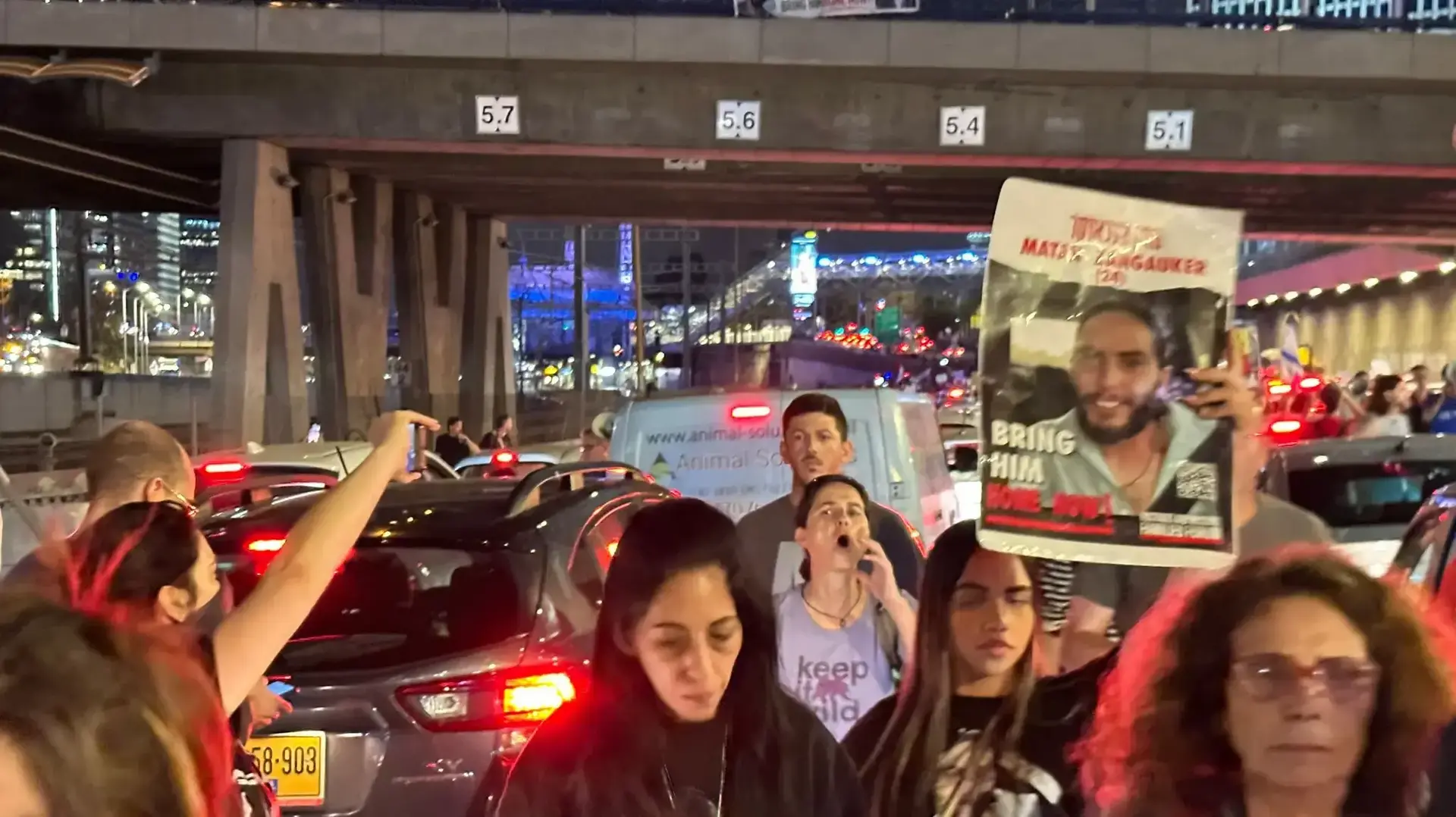 איילון דרום נחסם לתנועה עקב הפגנת משפחות החטופים.6 במאי 2024 איילון דרום נחסם לתנועה עקב הפגנת משפחות החטופים.6 במאי 2024