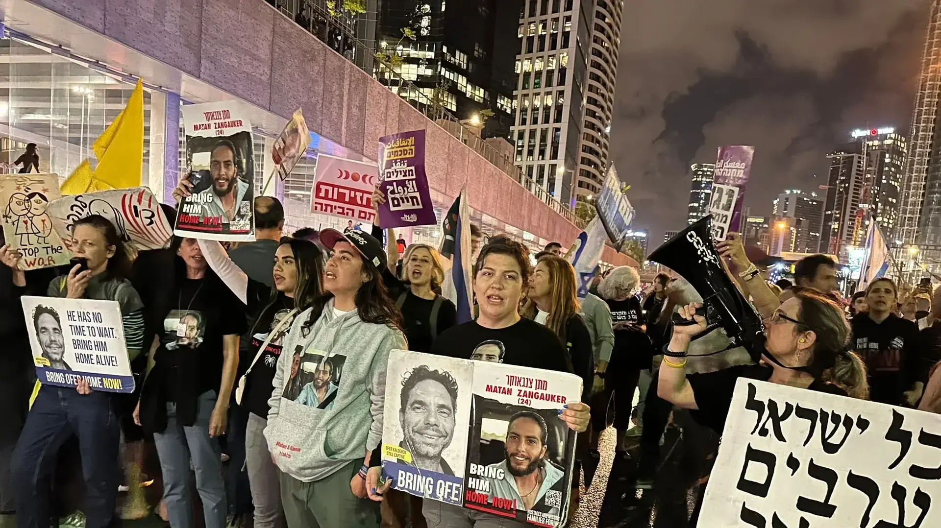 איילון דרום נחסם לתנועה עקב הפגנת משפחות החטופים.6 במאי 2024 איילון דרום נחסם לתנועה עקב הפגנת משפחות החטופים.6 במאי 2024
